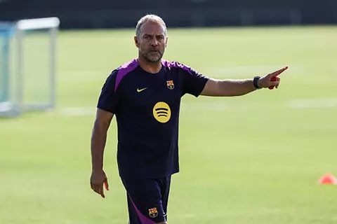 غضب في برشلونة.. لاعبون ينتقدون فليك بسبب الجولة الآسيوية